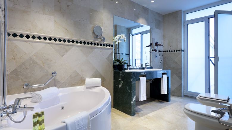 <b>Eurostars Regina Room</b>. Images powered by <a href="https://www.leonardoworldwide.com/" title="Leonardo Worldwide" target="_blank">Leonardo</a>.