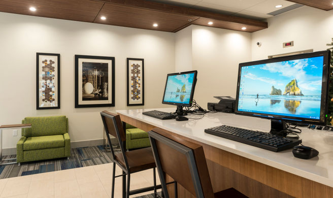 Holiday Inn Express & Suites Victoria Exterior