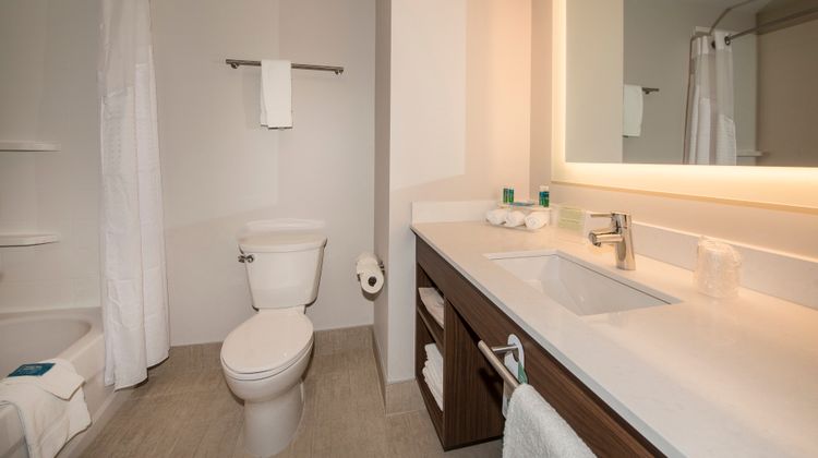 Holiday Inn Express & Suites Victoria Room