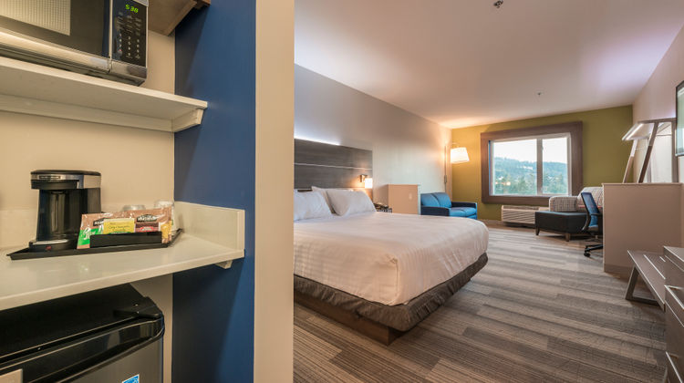 Holiday Inn Express & Suites Victoria Room