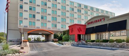 Holiday Inn Manhattan at the Campus Exterior