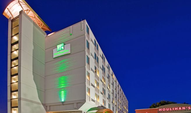 Holiday Inn Manhattan at the Campus Exterior