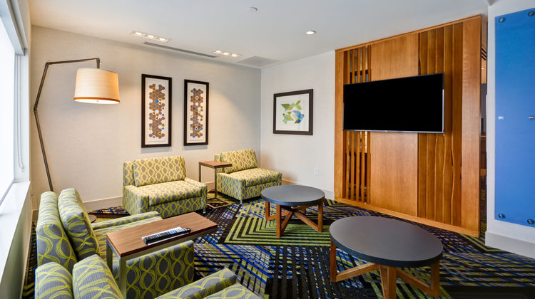 Holiday Inn Express & Suites Evansville Lobby