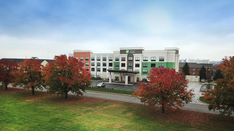 Holiday Inn Express & Suites Evansville Exterior