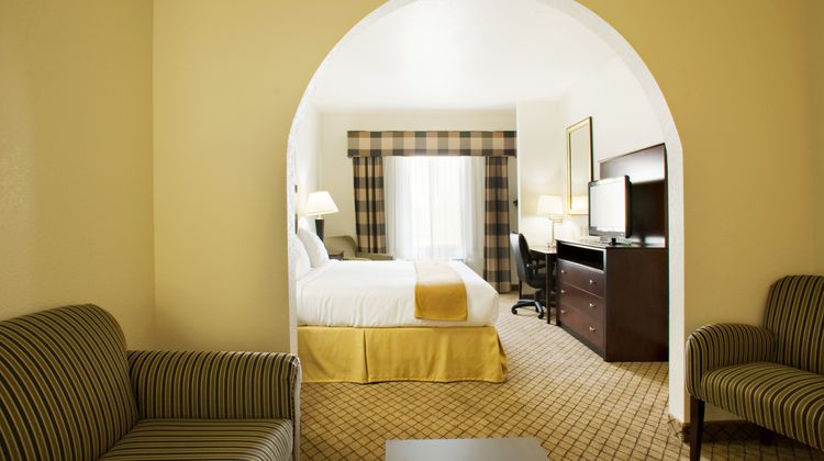 Holiday Inn Express & Suites Childress Suite