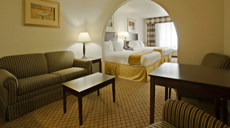 Holiday Inn Express & Suites Childress Suite