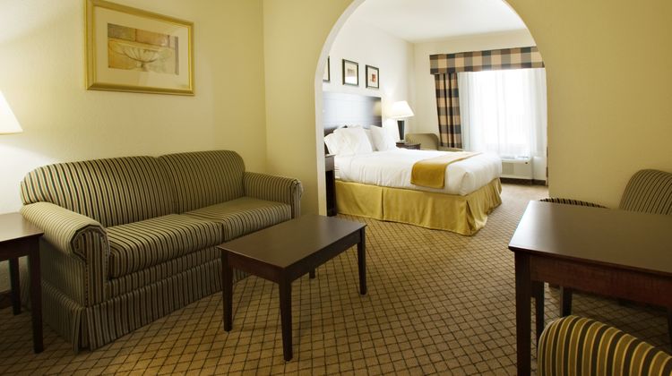 Holiday Inn Express & Suites Childress Suite