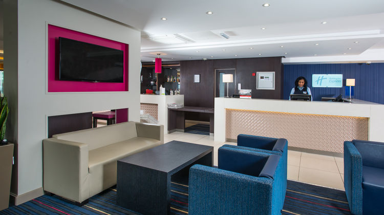 Holiday Inn Express Wandsworth Lobby