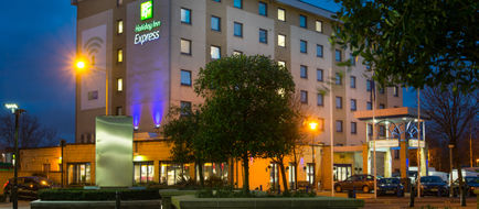 Holiday Inn Express Wandsworth Exterior