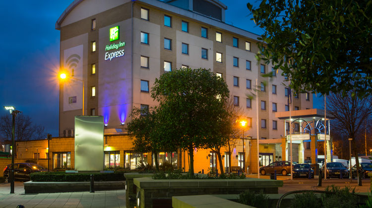 Holiday Inn Express Wandsworth Exterior
