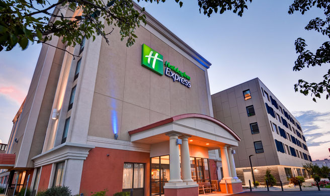 Holiday Inn Express Exterior
