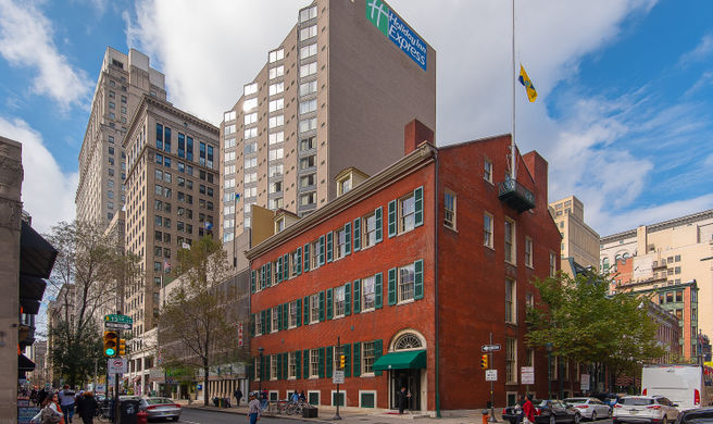 Holiday Inn Express Midtown Exterior