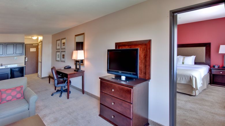 <b>Holiday Inn and Suites Bakersfield North Suite</b>. Images powered by <a href="https://www.leonardoworldwide.com/" title="Leonardo Worldwide" target="_blank">Leonardo</a>.