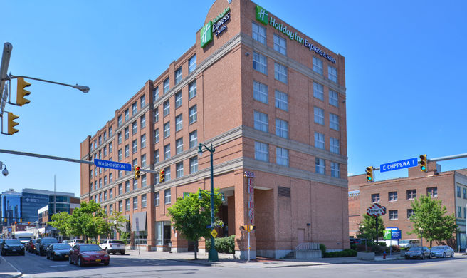 Holiday Inn Express & Suites Downtown Exterior