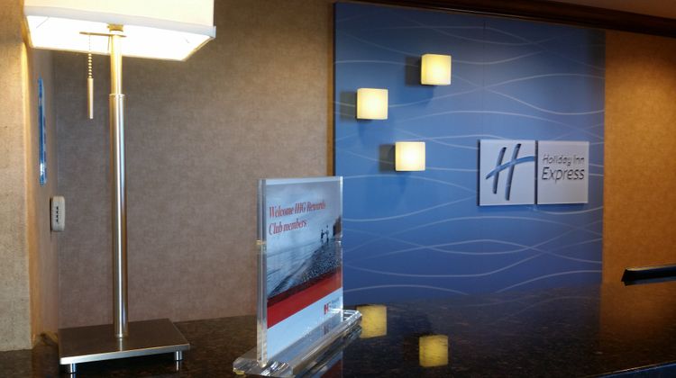 Holiday Inn Express & Suites Lobby