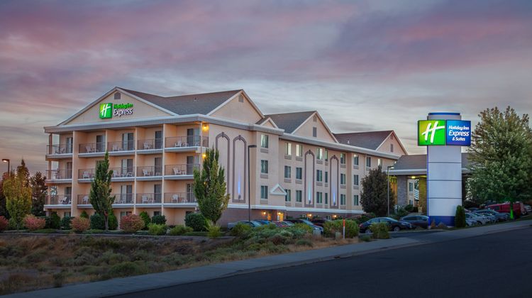 Holiday Inn Express & Suites Exterior