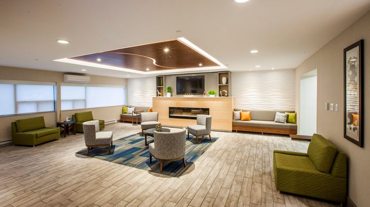 Holiday Inn Express Hotel & Suites Exterior