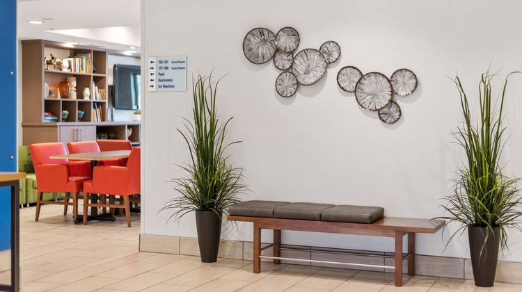 Holiday Inn Express & Suites Lobby