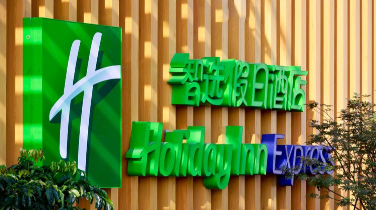 Holiday Inn Express Luanchuan Exterior