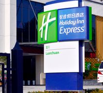 Holiday Inn Express Luanchuan Exterior