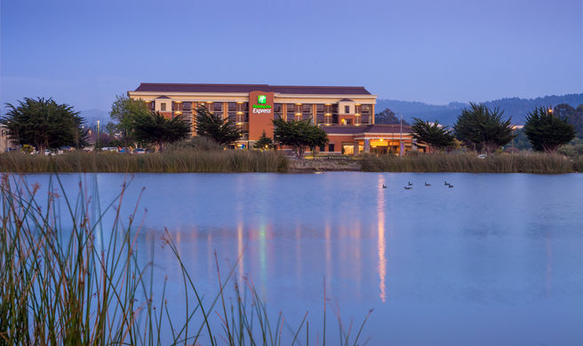 Holiday Inn Express At Monterey Bay Exterior