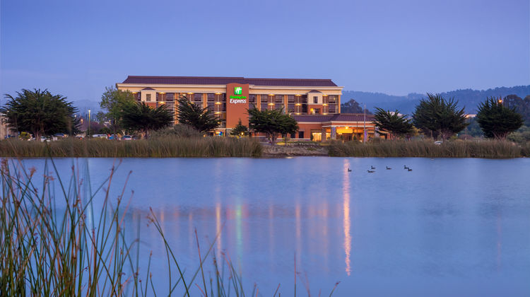 Holiday Inn Express At Monterey Bay Exterior