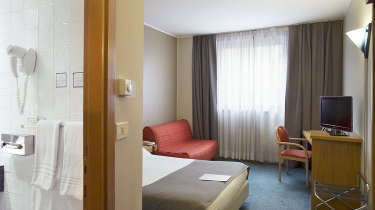 City Hotel & Suites Room