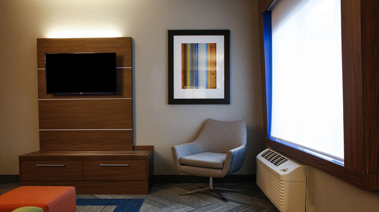 Holiday Inn Express & Suites Louisville Suite