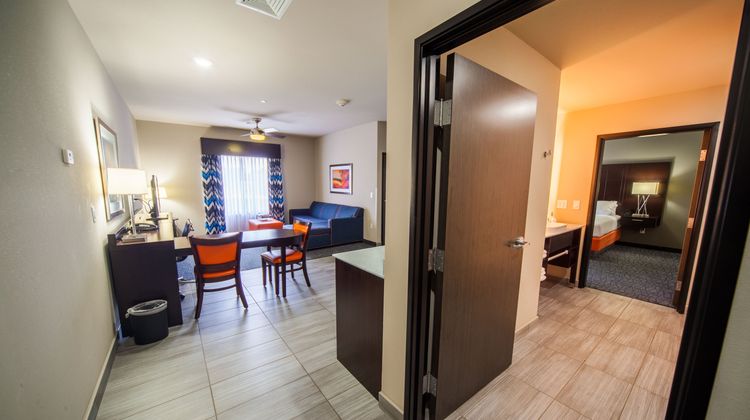 Holiday Inn Express Hotel & Stes SE I-35 Suite