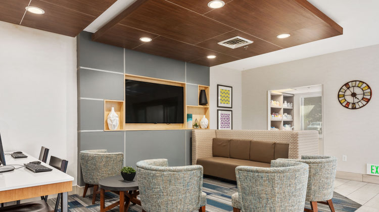 Holiday Inn Express & Suites Lobby