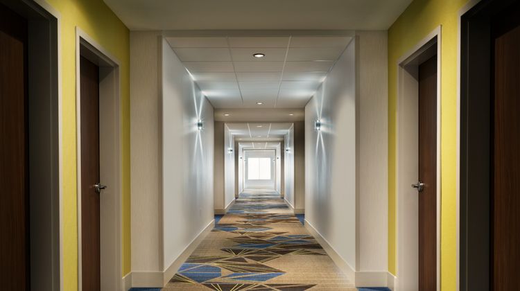 Holiday Inn Express & Suites Lobby