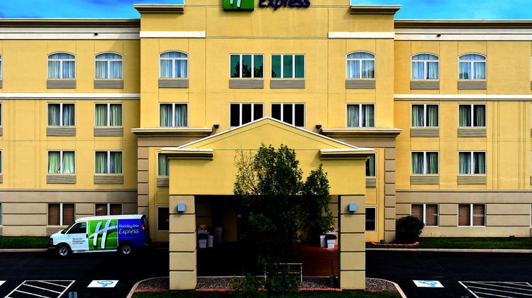 Holiday Inn Express Syracuse Fairgrounds Exterior