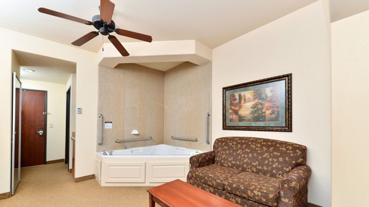 Holiday Inn Express Hotel & Suites Suite