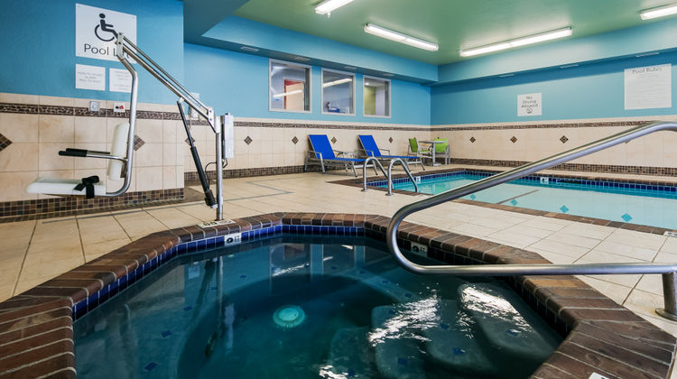 Holiday Inn Express & Suites Everett Pool