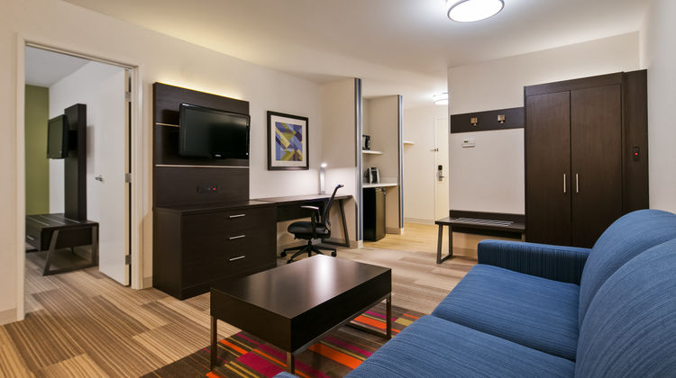 Holiday Inn Express & Suites Everett Suite