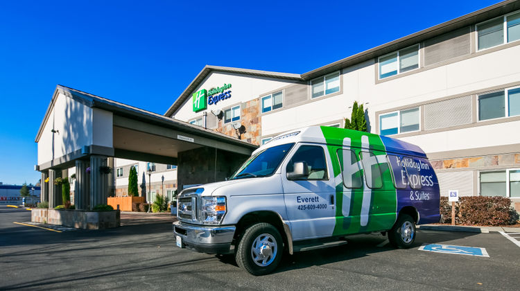 Holiday Inn Express & Suites Everett Lobby