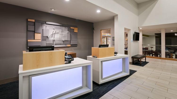 Holiday Inn Express & Suites Everett Exterior