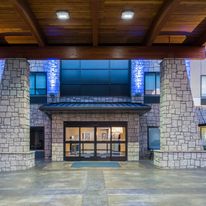 Holiday Inn Express Hotel & Suites