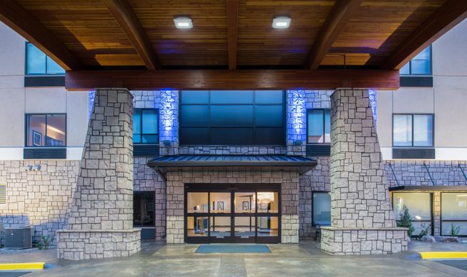 Holiday Inn Express Hotel & Suites Exterior