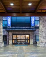 Holiday Inn Express Hotel & Suites