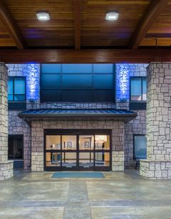 Holiday Inn Express Hotel & Suites