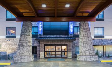 Holiday Inn Express Hotel & Suites