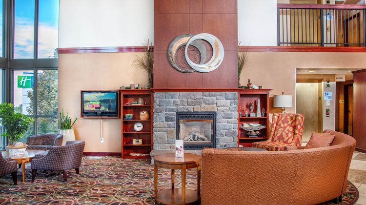 Holiday Inn Express & Suites Lobby