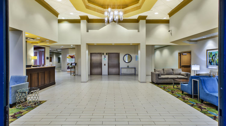 Holiday Inn Bolingbrook Lobby