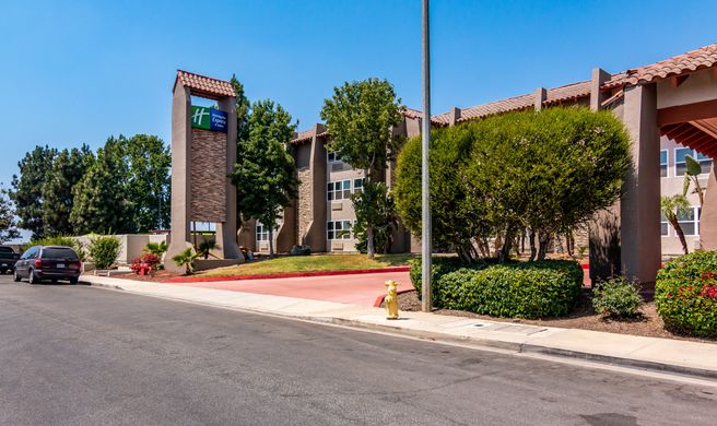 Holiday Inn Express & Suites Camarillo Exterior