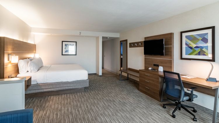 Holiday Inn Express & Suites Camarillo Room