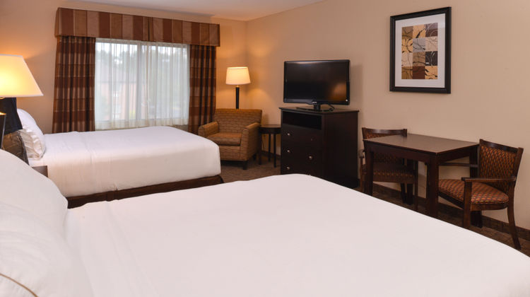 Holiday Inn Express and Suites Fairmont Room