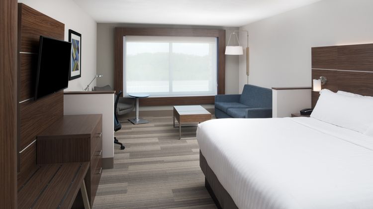 Holiday Inn Express/Suites Kingdom City Suite