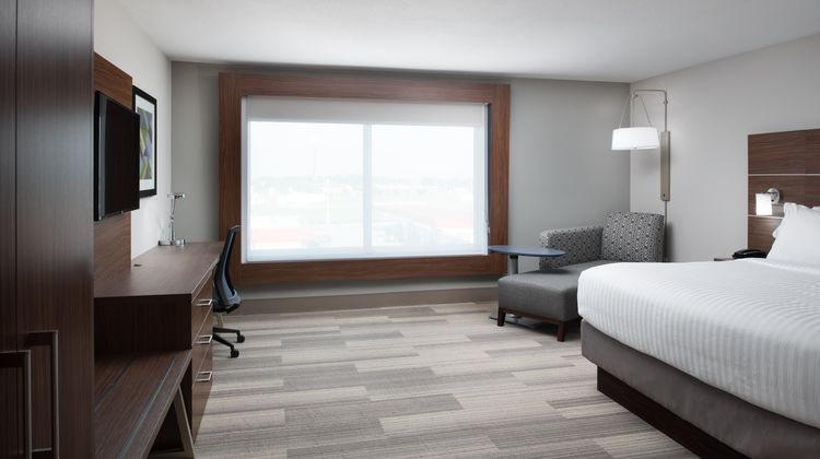 Holiday Inn Express/Suites Kingdom City Room