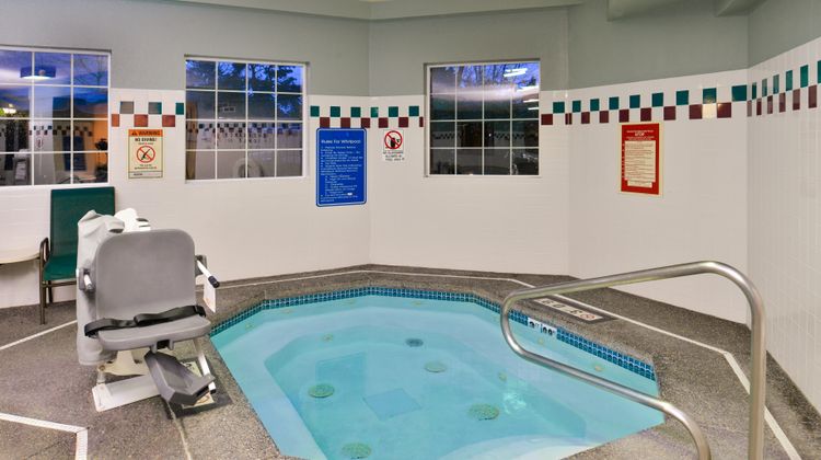 Holiday Inn Express & Stes Janzten Beach Pool